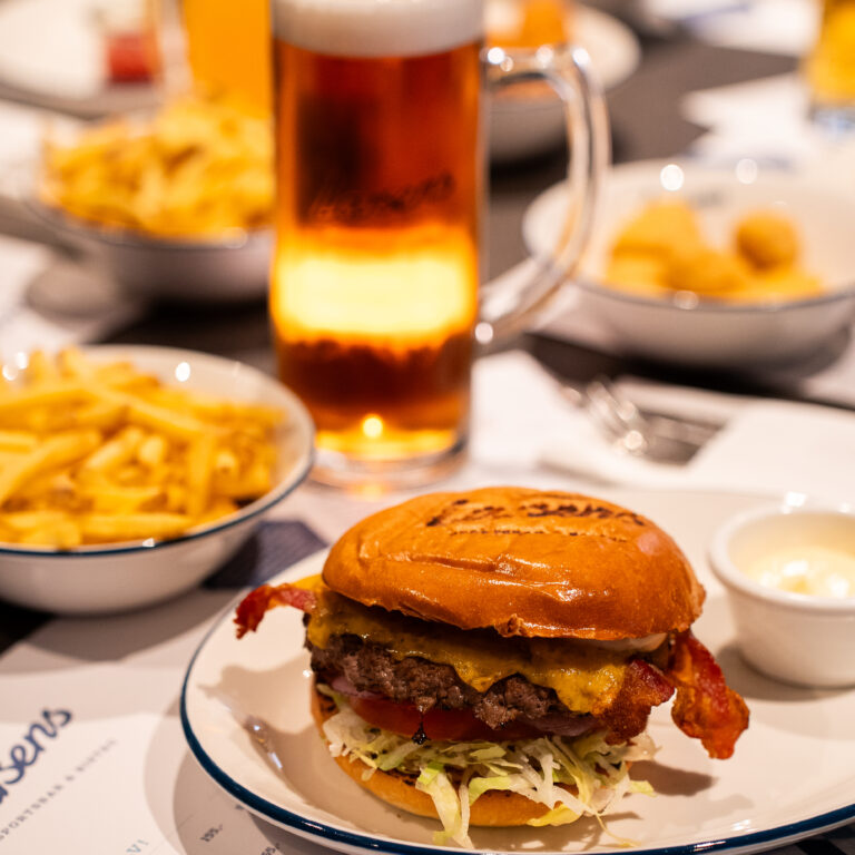 HimmerLand-Restaurant-og-fest-Larsens-Sportsbar-&-Bistro