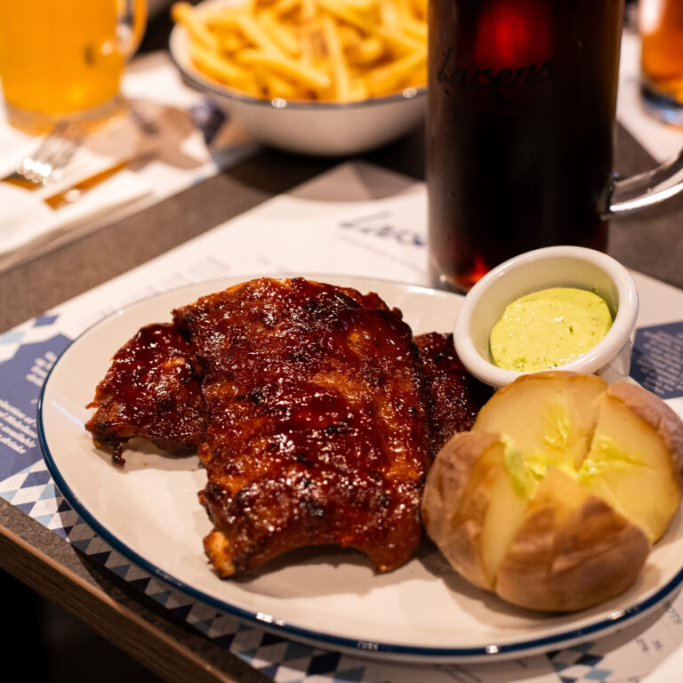 HimmerLand-Restaurant-og-fest-Larsens-Sportsbar-&-Bistro