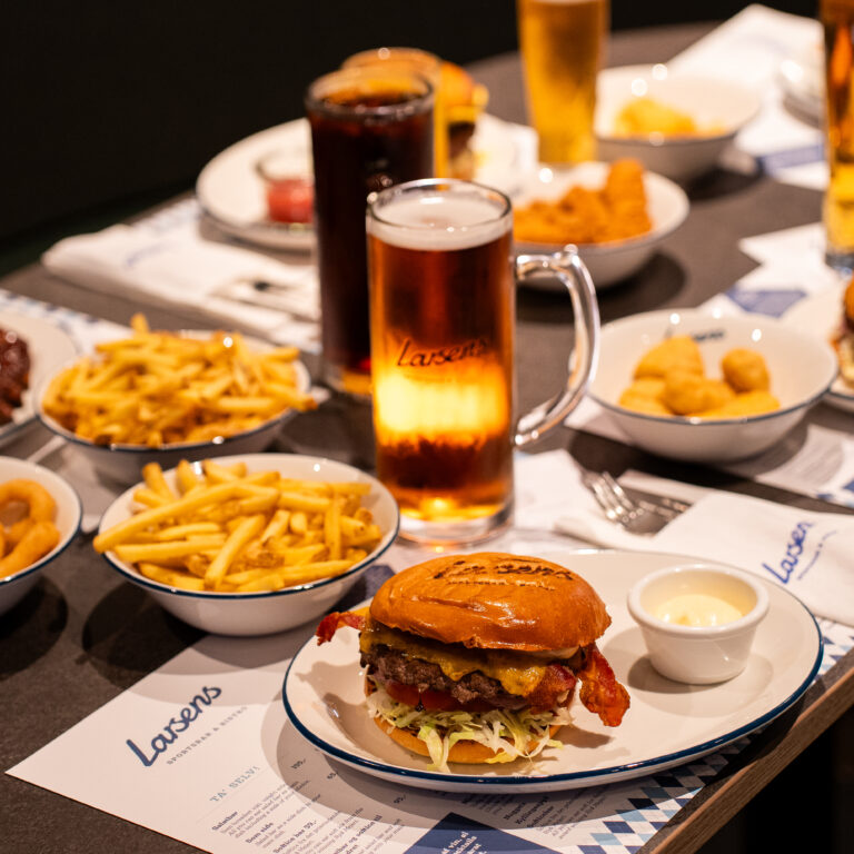 HimmerLand-Restaurant-og-fest-Larsens-Sportsbar-&-Bistro