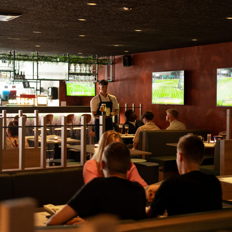 HimmerLand-Restaurant-og-fest-Larsens-Sportsbar-&-Bistro